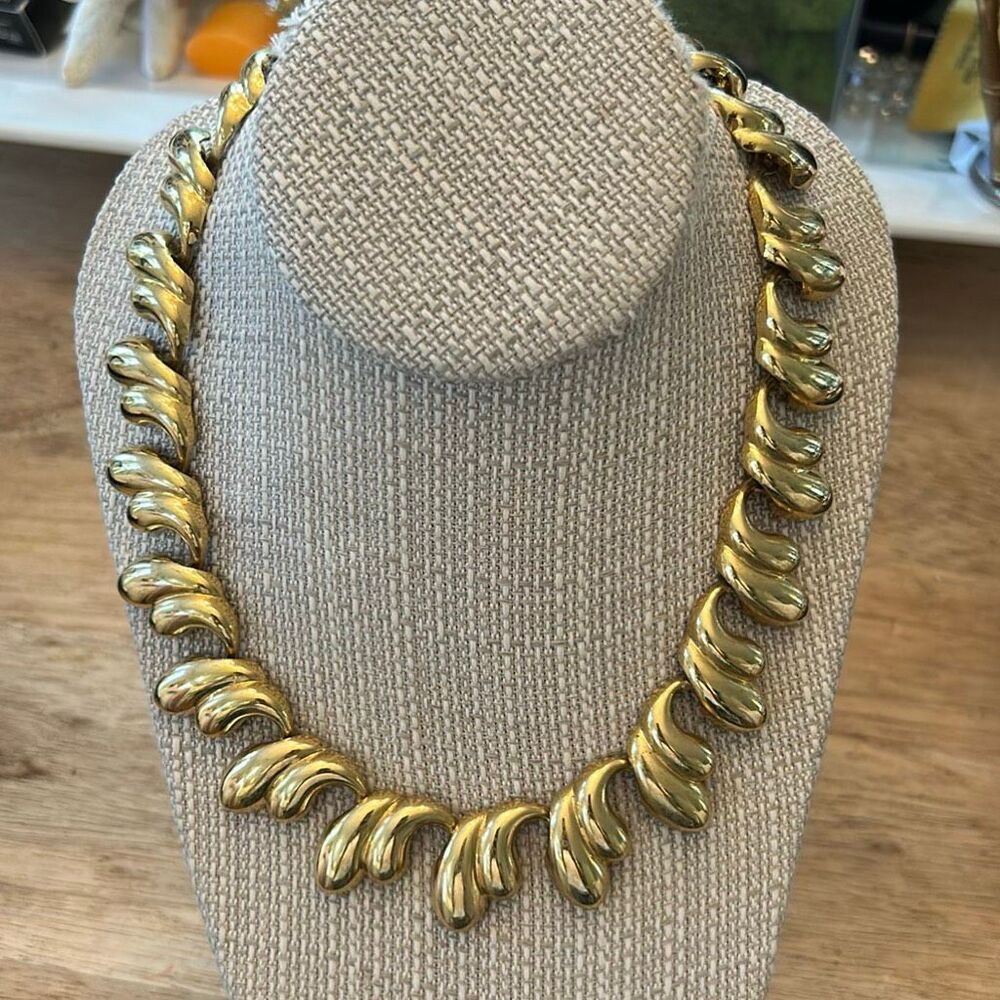 VINTAGE Large gorgeous gold tone statement necklace. Choker
